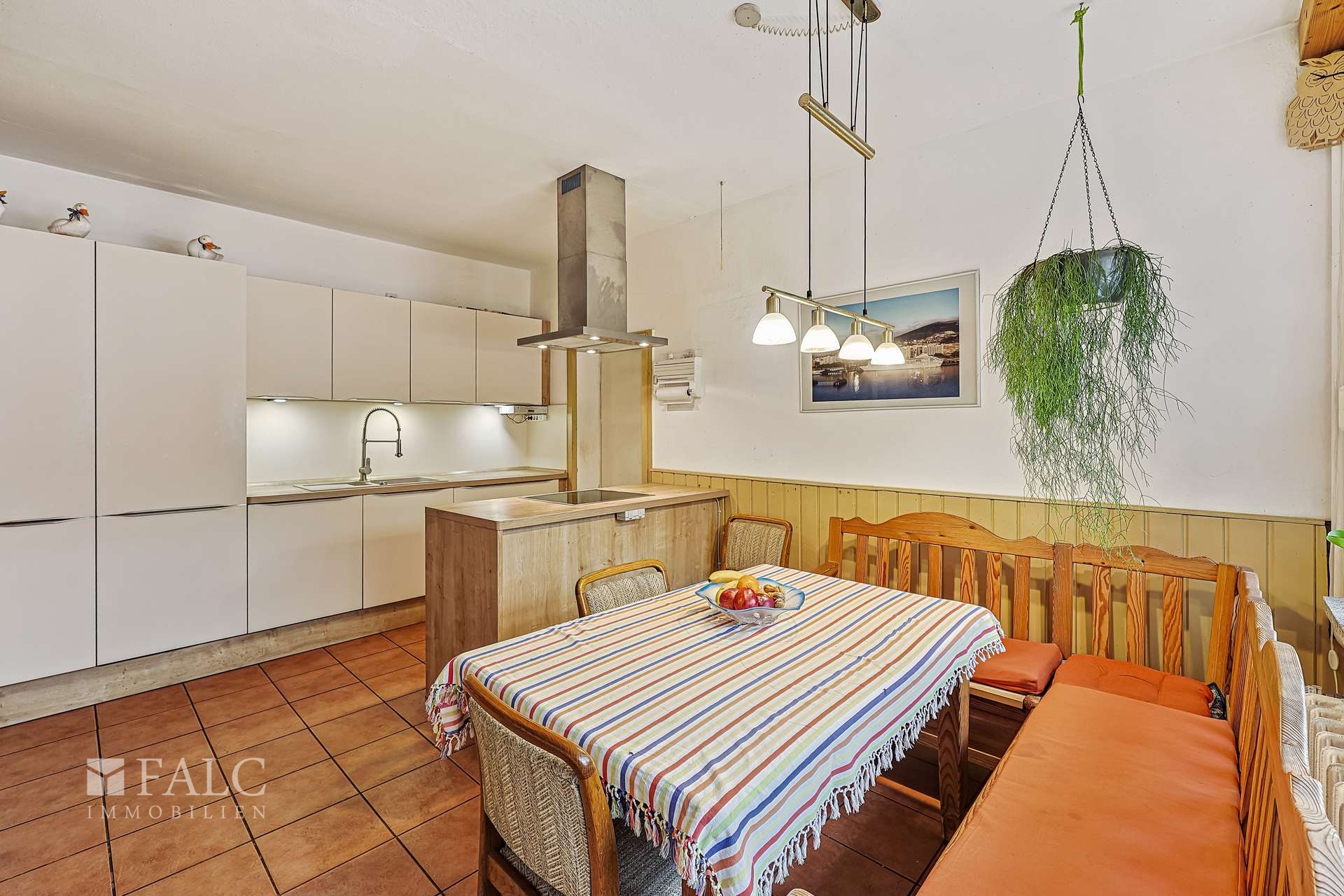 Großzügige Küche mit Esstisch